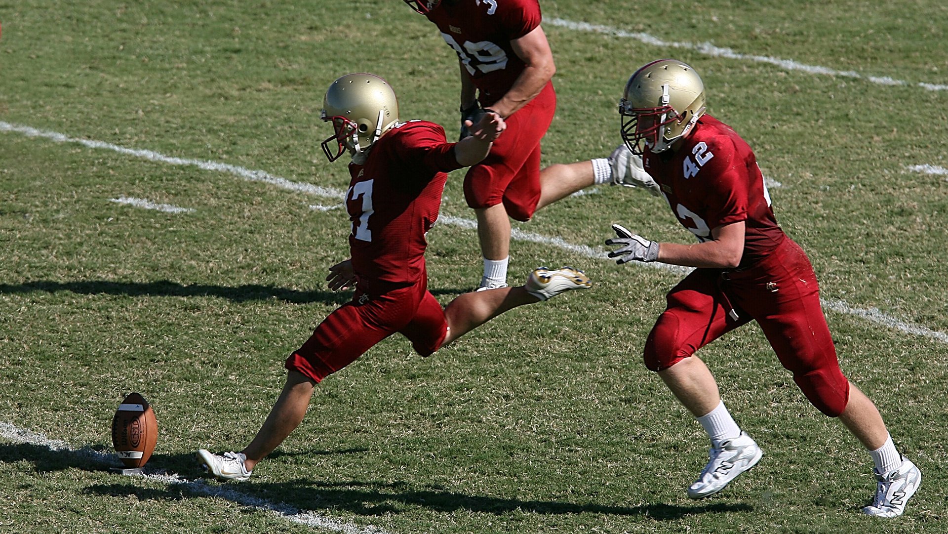 世界杯：官方建议球迷提前2小时到场 现场活动与周边展位排队火爆